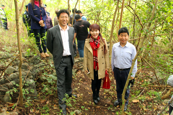 右一：周金星教授，中：張衛董事長